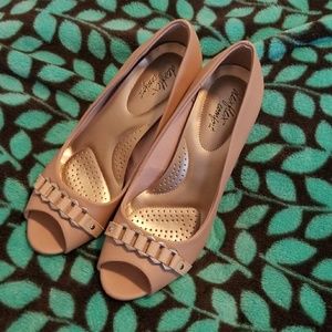 Payless Deflex comfort tan / nude heels 7 1/2